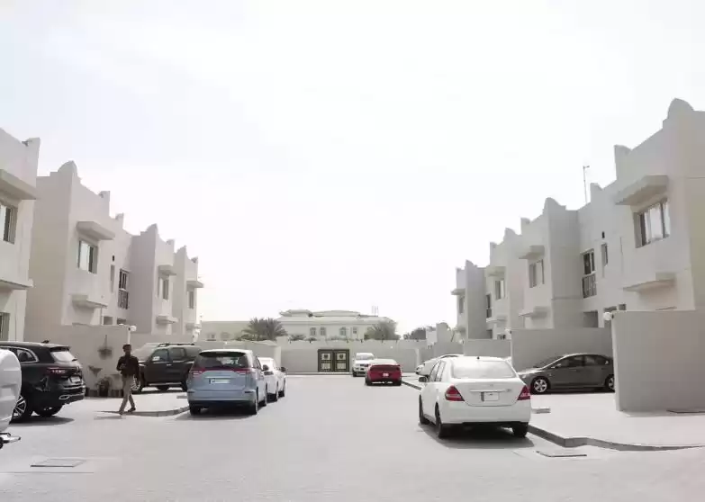 Wohn Klaar eigendom Studio U/F Wohnung  zu vermieten in Doha #8471 - 1  image 